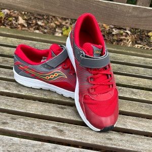 Boys New Balance shoes - excellent condition boys 6